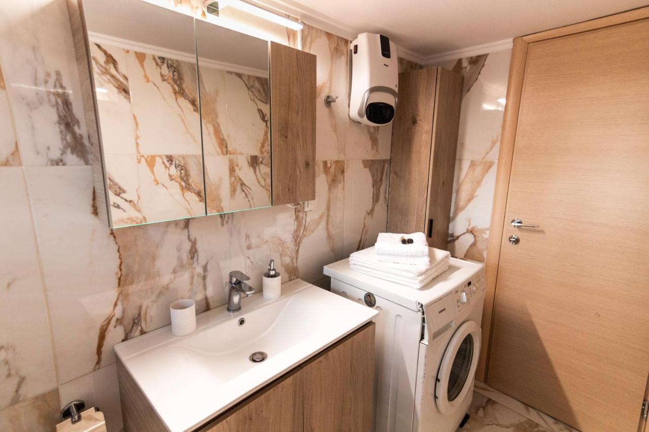 Luxury Suite 10' From The Center Atena Exterior foto
