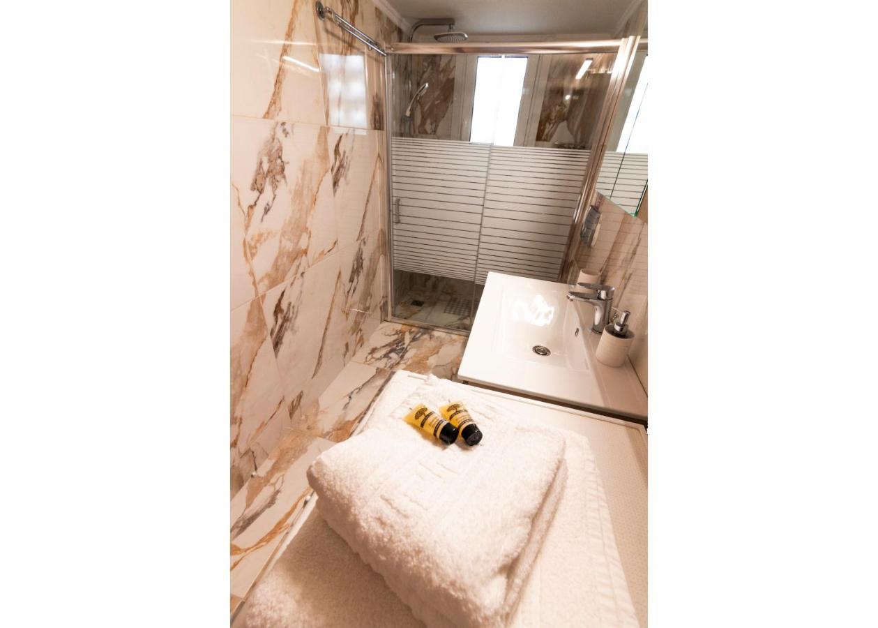Luxury Suite 10' From The Center Atena Exterior foto